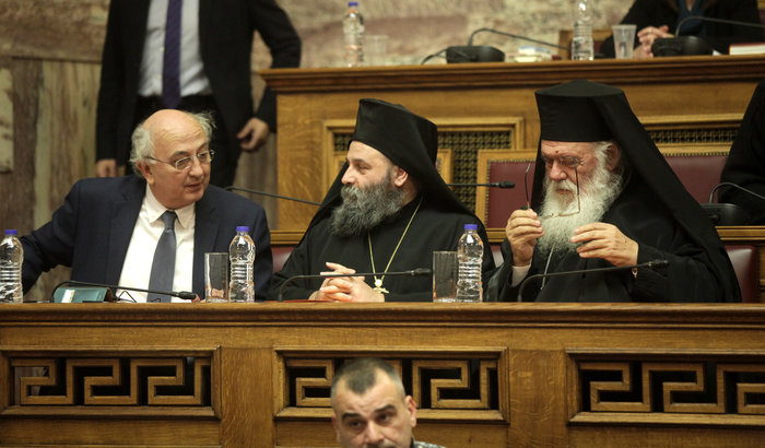 Στη Βουλή με τις...ευλογίες της κυβέρνησης ο αρχιεπίσκοπος!