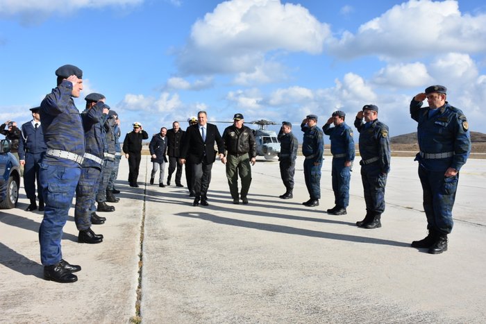 Τα «σταυροκοπήματα» του υπουργού Καμμένου στους πιλότους φωτό - εικόνα 2