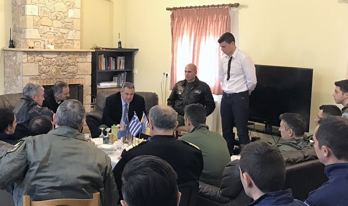 Τα «σταυροκοπήματα» του υπουργού Καμμένου στους πιλότους φωτό - εικόνα 3