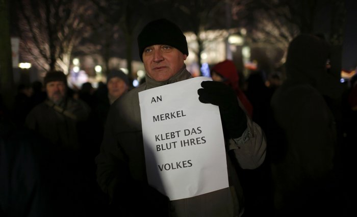 Ακροδεξιοί στην καγκελαρία: "Μέρκελ έχεις αίμα στα χέρια σου" - εικόνα 2