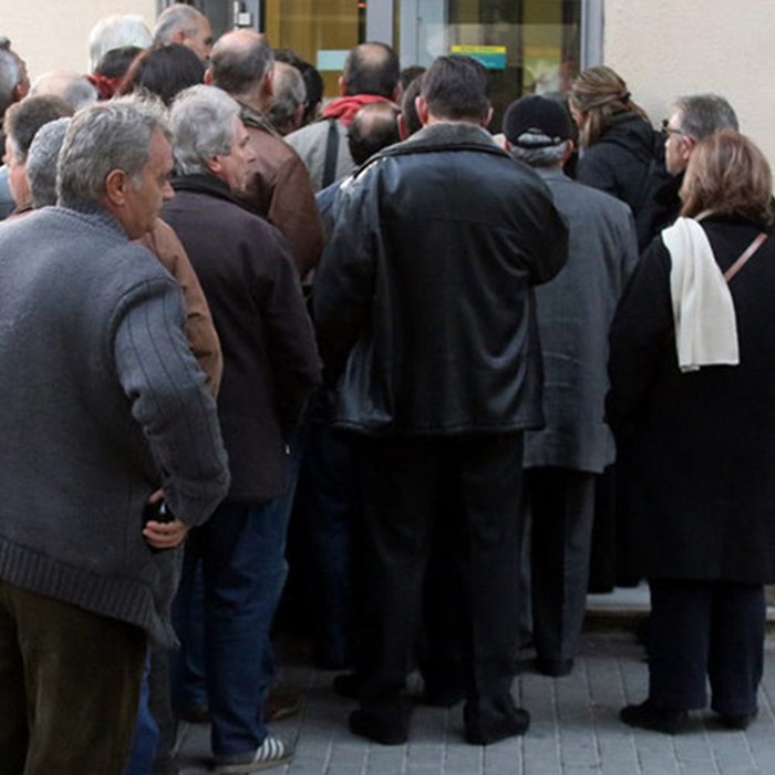 Ουρές στις τράπεζες από συνταξιούχους για το «βοήθημα» και ψαλιδισμένο ΕΚΑΣ