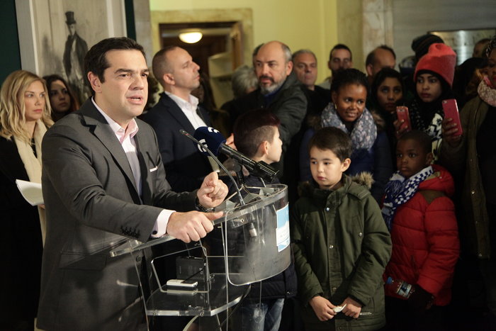 Oι selfies του Τσίπρα με τους πρόσφυγες στη Βουλή