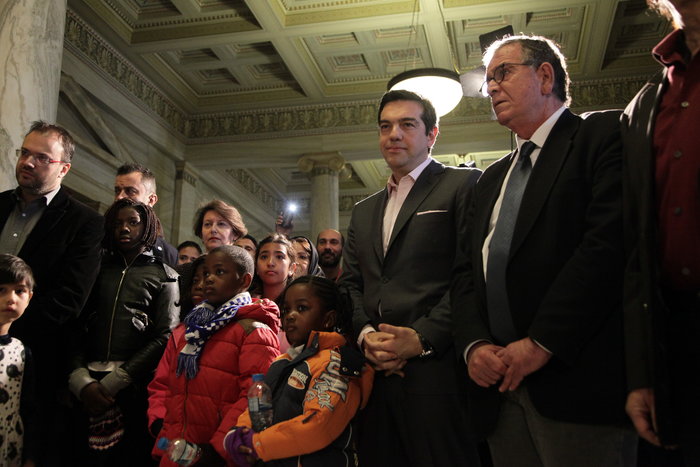 Oι selfies του Τσίπρα με τους πρόσφυγες στη Βουλή - εικόνα 2