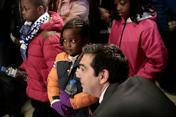 Oι selfies του Τσίπρα με τους πρόσφυγες στη Βουλή - εικόνα 5