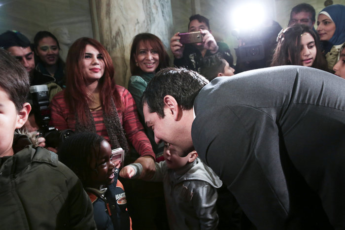 Oι selfies του Τσίπρα με τους πρόσφυγες στη Βουλή - εικόνα 6