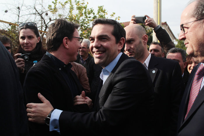 Ο Τσίπρας σε σχολείο της Καλαμάτας, δέχτηκε δώρα από μαθητές