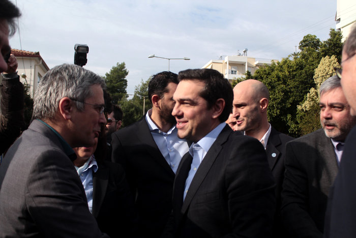 Ο Τσίπρας σε σχολείο της Καλαμάτας, δέχτηκε δώρα από μαθητές - εικόνα 3