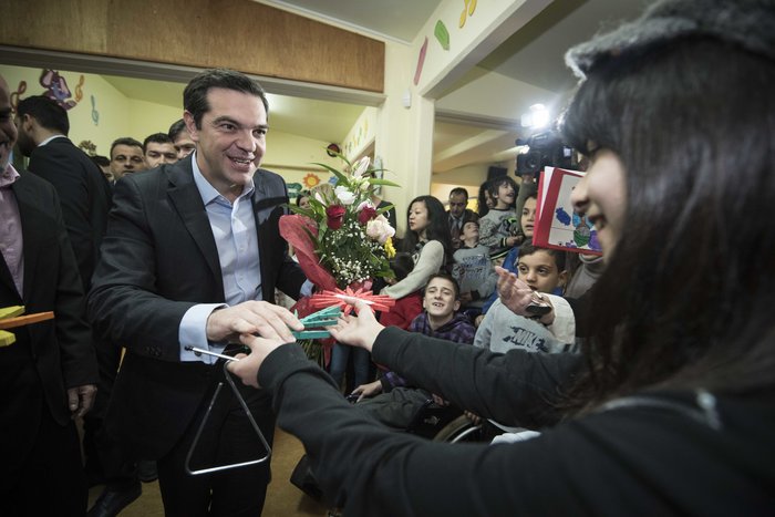 Ο Τσίπρας σε σχολείο της Καλαμάτας, δέχτηκε δώρα από μαθητές - εικόνα 4