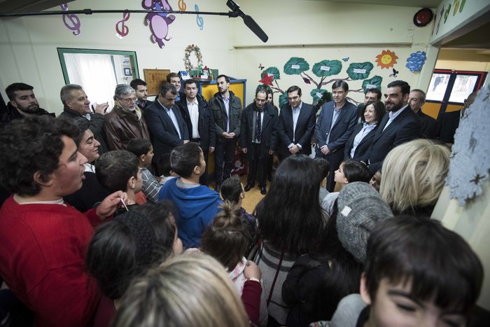 Ο Τσίπρας σε σχολείο της Καλαμάτας, δέχτηκε δώρα από μαθητές - εικόνα 6