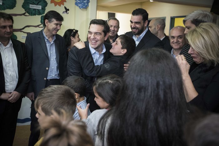 Ο Τσίπρας σε σχολείο της Καλαμάτας, δέχτηκε δώρα από μαθητές - εικόνα 7