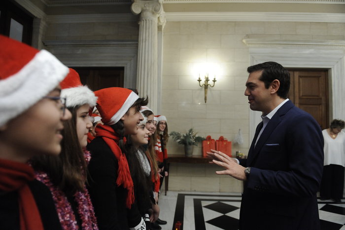 Kάλαντα στο Μαξίμου από το Μουσικό Σχολείο Αθηνών [ΕΙΚΟΝΕΣ]