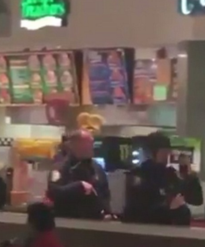 Φρενίτιδα στα αμερικανικά Mall: Χάος, ξύλο και συλλήψεις - εικόνα 2