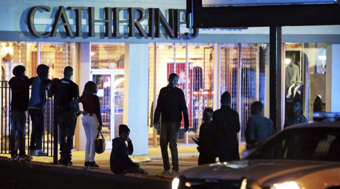 Φρενίτιδα στα αμερικανικά Mall: Χάος, ξύλο και συλλήψεις - εικόνα 8