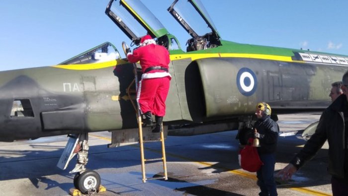 Απίστευτη «γκέλα» του Διοικητή της 110 πτέρυγας μάχης με τον Αη Βασίλη - εικόνα 2