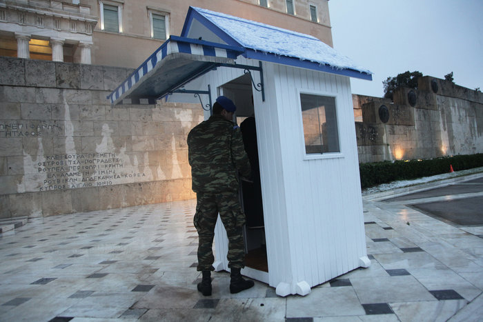 Χιόνια στην Αθήνα: Το έστρωσε ακόμη και στο Σύνταγμα - εικόνα 2