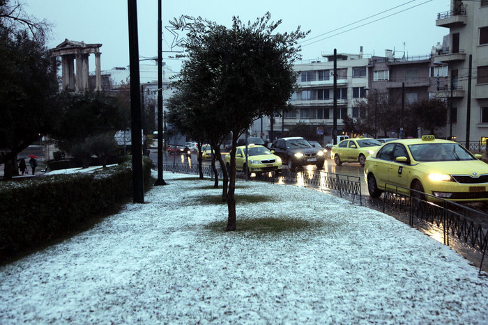 Χιόνια στην Αθήνα: Το έστρωσε ακόμη και στο Σύνταγμα - εικόνα 3