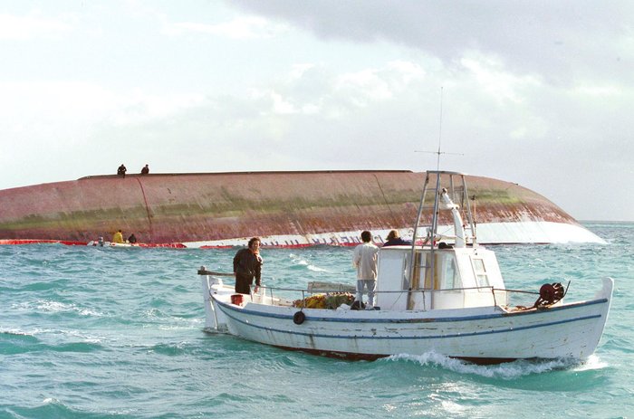 «Δύστος»: To ναυάγιο που συγκλόνισε το πανελλήνιο-Σαν σήμερα το 1996 - εικόνα 2
