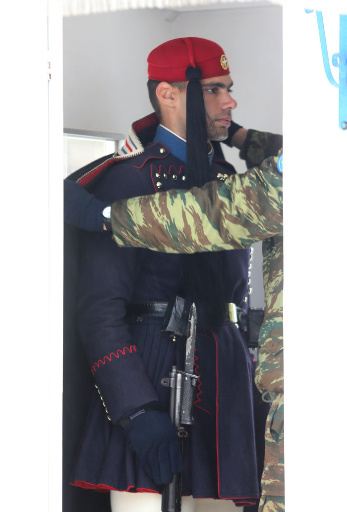 Με κάπα οι εύζωνες στο Σύνταγμα λόγω του τσουχτερού κρύου - εικόνα 2