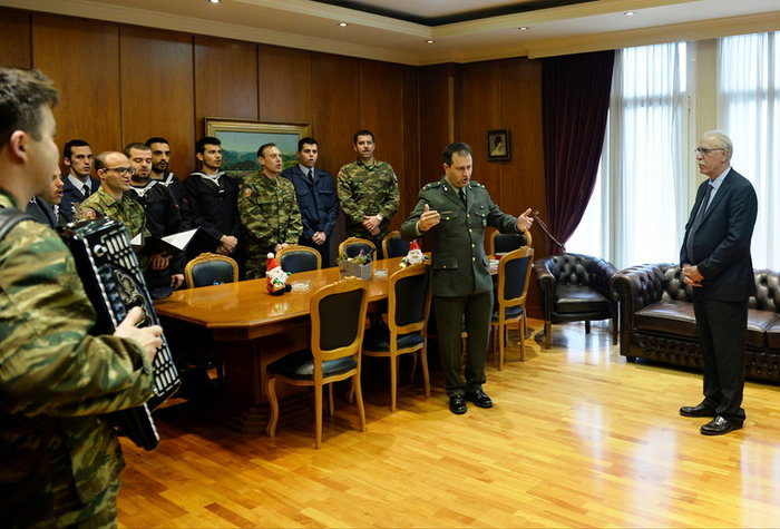 Κάλαντα και «τσάμικα» μπροστά στον αναπληρωτή υπουργό Δ.Βίτσα - εικόνα 4