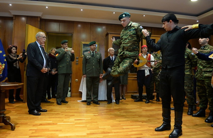 Κάλαντα και «τσάμικα» μπροστά στον αναπληρωτή υπουργό Δ.Βίτσα - εικόνα 5