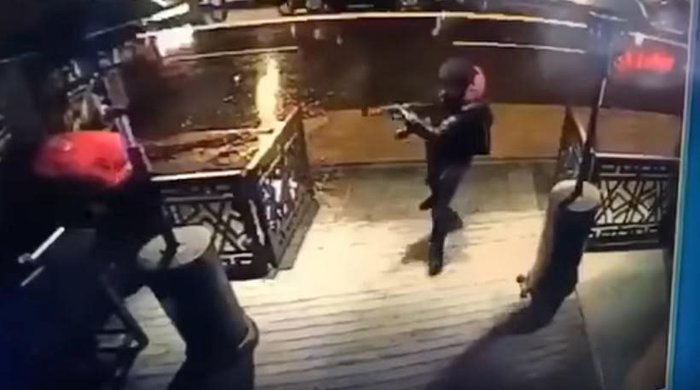 Κόσμος προσπαθεί να κρυφτεί από τον μακελάρη νέο συγκλονιστικό βίντεο