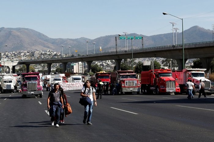Εξαγριωμένοι Μεξικανοί έκλεισαν δρόμους στην πρωτεύουσα (ΦΩΤΟ) - εικόνα 3