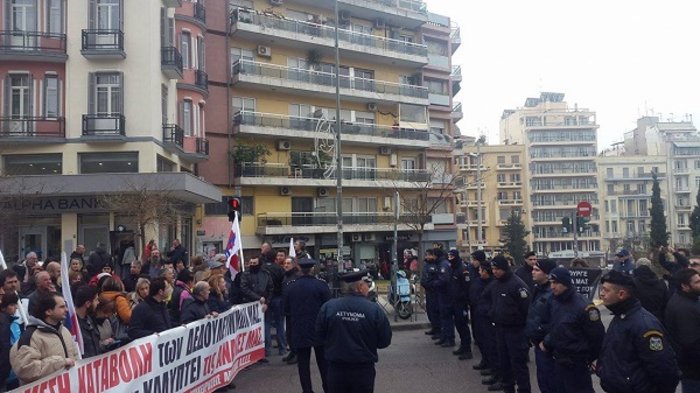 Εργαζόμενοι στον Καρυπίδη έκλεισαν τον δρόμο μπροστά στο ΥΜΑΘ - εικόνα 2