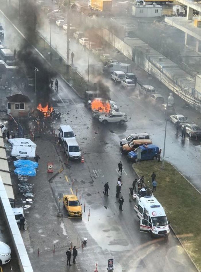 Σμύρνη:Οι αστυνομικοί γάζωσαν 2 τρομοκράτες, ψάχνουν τρίτο