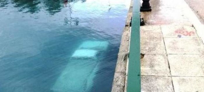 Βουτιά... αυτοκινήτου στο λιμάνι της Λευκάδας - Σώος ο οδηγός