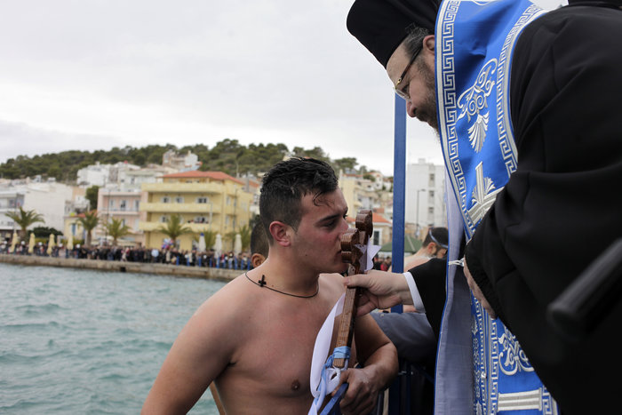 Σκόρπισε η πολιτική ηγεσία για να γιορτάσει τα Θεοφάνια   - φωτό - - εικόνα 13