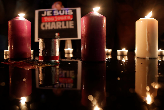 «Eίμαι πάντα Charlie»:Το Παρίσι θυμάται την «μαύρη μέρα»