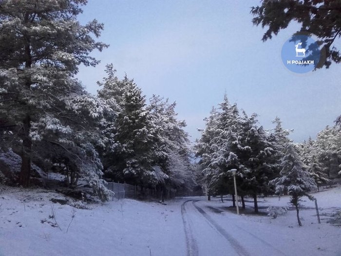 Στα  λευκά «ντύθηκε» η Ρόδος- Δείτε εικόνες
