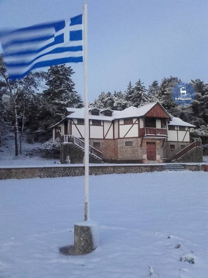 Στα  λευκά «ντύθηκε» η Ρόδος- Δείτε εικόνες - εικόνα 2