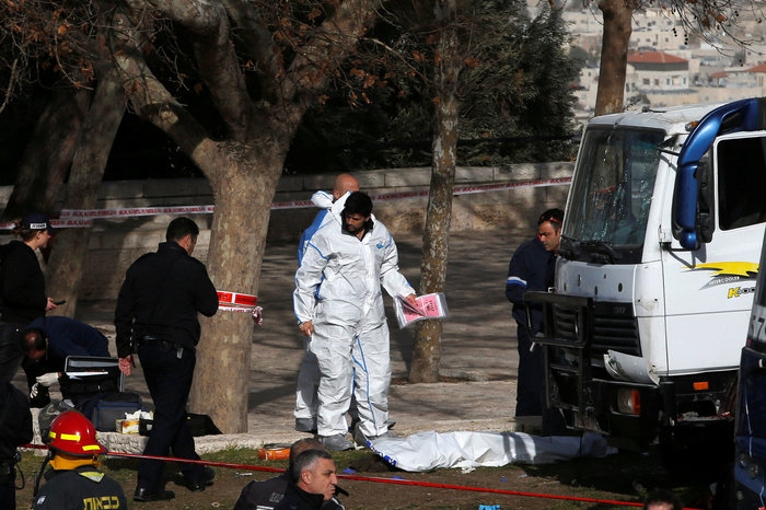 Η στιγμή που το φορτηγό πέφτει πάνω σε πεζούς στην Ιερουσαλήμ - εικόνα 2