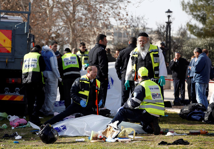 Η στιγμή που το φορτηγό πέφτει πάνω σε πεζούς στην Ιερουσαλήμ - εικόνα 3