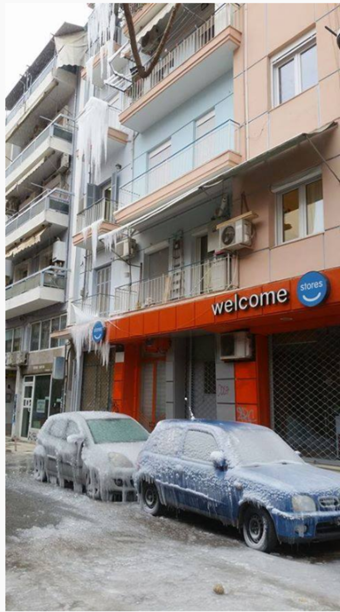 Πάγωσε και η Θεσσαλονίκη: Σταλακτίτες σε μπαλκόνια!