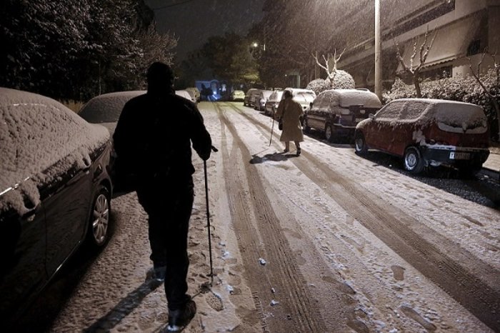 Χιονίζει στο κέντρο της Αθήνας, προβλήματα σε όλη τη χώρα