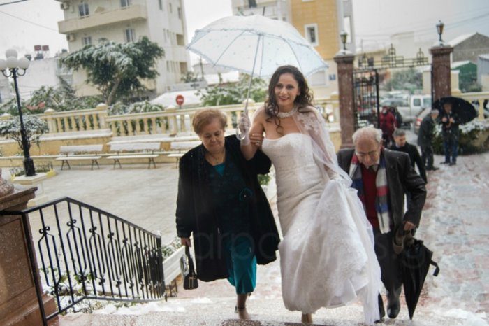 Η ατρόμητη νύφη από τα Χανιά που δεν πτοήθηκε από το χιόνι - εικόνα 2