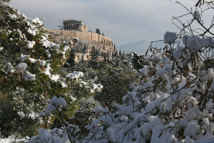 Η χιονισμένη Ακρόπολη μέσα από τον φακό του Γιάννη Μπεχράκη