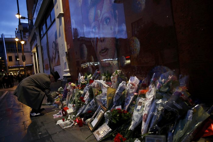 Ενας χρόνος χωρίς τον David Bowie. Συγκινητικό προσκύνημα στο Λονδίνο - εικόνα 2