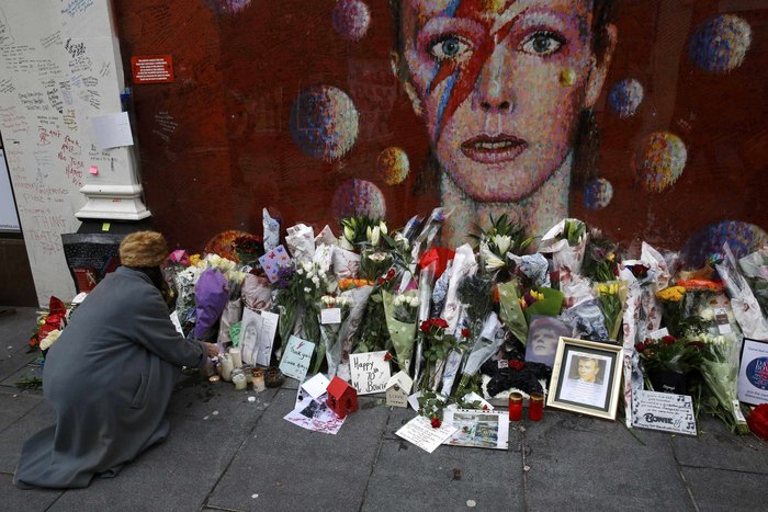 Ενας χρόνος χωρίς τον David Bowie. Συγκινητικό προσκύνημα στο Λονδίνο