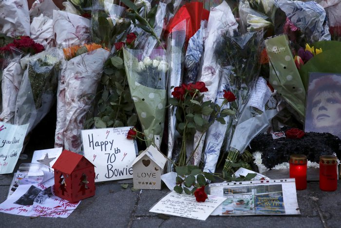 Ενας χρόνος χωρίς τον David Bowie. Συγκινητικό προσκύνημα στο Λονδίνο - εικόνα 5