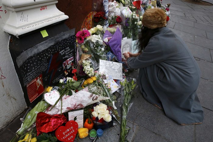 Ενας χρόνος χωρίς τον David Bowie. Συγκινητικό προσκύνημα στο Λονδίνο - εικόνα 7