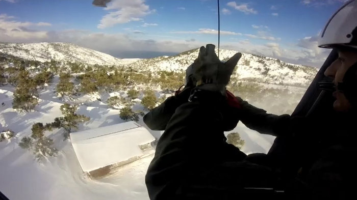 Κύμη:Τους απεγκλώβισαν από τα χιόνια με ελικόπτερα του Πολεμικού Ναυτικού