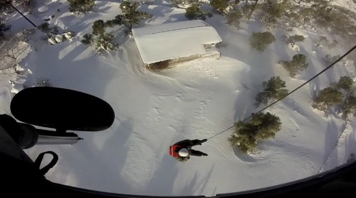 Κύμη:Τους απεγκλώβισαν από τα χιόνια με ελικόπτερα του Πολεμικού Ναυτικού - εικόνα 2