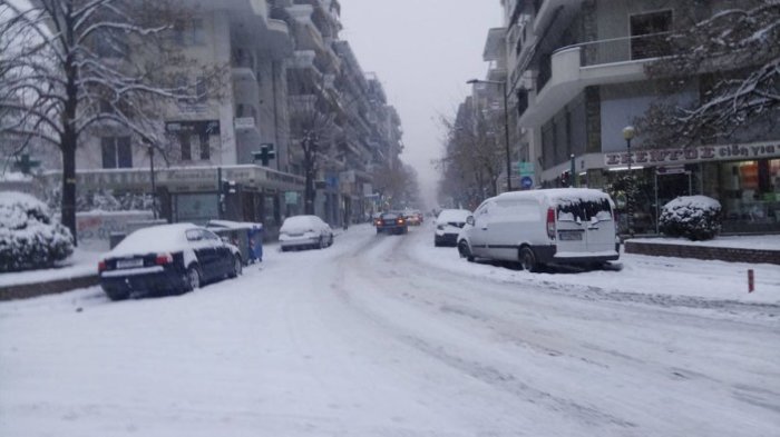 Σφοδρή χιονόπτωση στη Λάρισα, στους -7 ο υδράργυρος