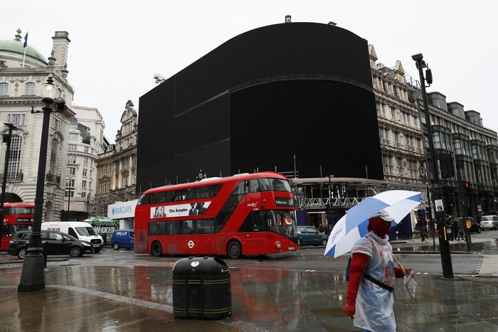 «Έσβησαν» οι γιγαντοοθόνες του Picadilly Circus