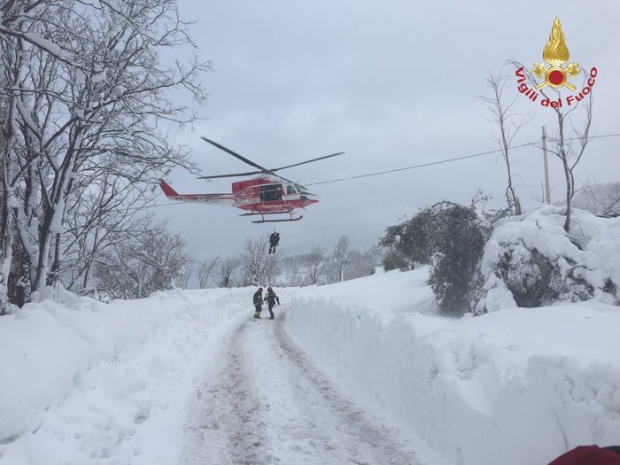 Ιταλία: Χιονοστιβάδα καταπλάκωσε ξενοδοχείο, φόβοι για 30 νεκρούς - εικόνα 6