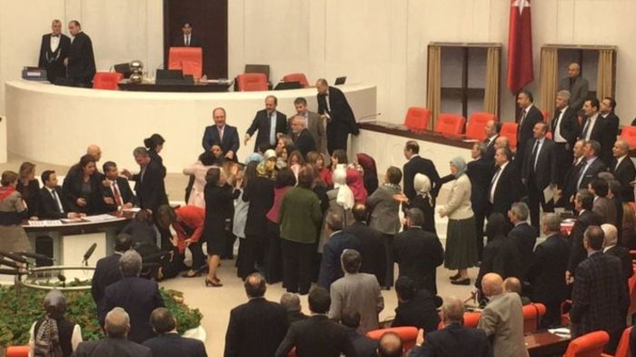 Βουλευτίνα αλυσοδέθηκε διαμαρτυρόμενη για την αλλαγή του συντάγματος - εικόνα 2