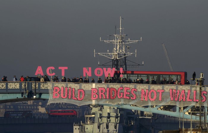 Συνθήματα κατά του Τραμπ στις γέφυρες του Λονδίνου